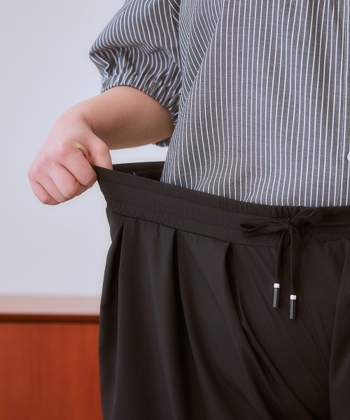 SMILE LAND(スマイルランド)の「<大きいサイズ> ラインを拾わないスカート見え9分丈タックパンツ(ゆったりヒップ)(その他パンツ・レディース・ブラック/チャコールグレー・L/LL/3L/4L/5L)」の13枚目の写真