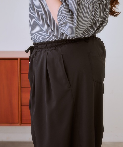 SMILE LAND(スマイルランド)の「<大きいサイズ> ラインを拾わないスカート見え9分丈タックパンツ(ゆったりヒップ)(その他パンツ・レディース・ブラック/チャコールグレー・L/LL/3L/4L/5L)」の15枚目の写真