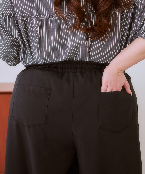 SMILE LAND(スマイルランド)の「<大きいサイズ> ラインを拾わないスカート見え9分丈タックパンツ(ゆったりヒップ)(その他パンツ・レディース・ブラック/チャコールグレー・L/LL/3L/4L/5L)」の16枚目の写真