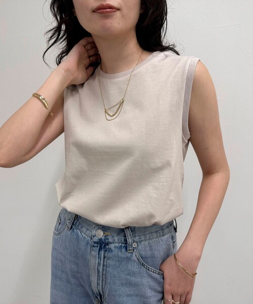 fredy emue(フレディエミュ)の「シルケットノースリーブインナー(タンクトップ・レディース・ベージュ/オフホワイト/チャコールグレー・38)」の3枚目の写真