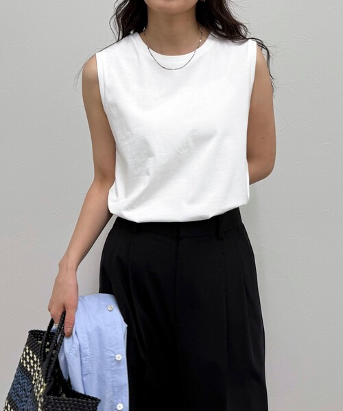 fredy emue(フレディエミュ)の「シルケットノースリーブインナー(タンクトップ・レディース・ベージュ/オフホワイト/チャコールグレー・38)」の2枚目の写真