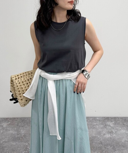 fredy emue(フレディエミュ)の「シルケットノースリーブインナー(タンクトップ・レディース・ベージュ/オフホワイト/チャコールグレー・38)」の4枚目の写真