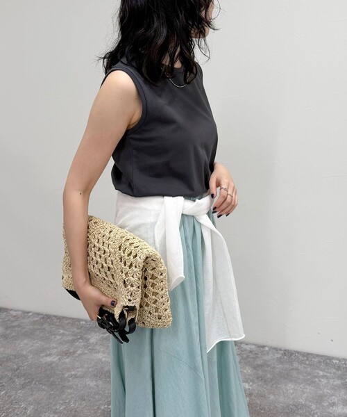 fredy emue(フレディエミュ)の「シルケットノースリーブインナー(タンクトップ・レディース・ベージュ/オフホワイト/チャコールグレー・38)」の5枚目の写真