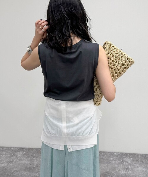 fredy emue(フレディエミュ)の「シルケットノースリーブインナー(タンクトップ・レディース・ベージュ/オフホワイト/チャコールグレー・38)」の6枚目の写真