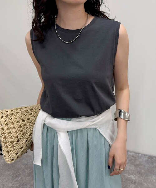 fredy emue(フレディエミュ)の「シルケットノースリーブインナー(タンクトップ・レディース・ベージュ/オフホワイト/チャコールグレー・38)」の7枚目の写真