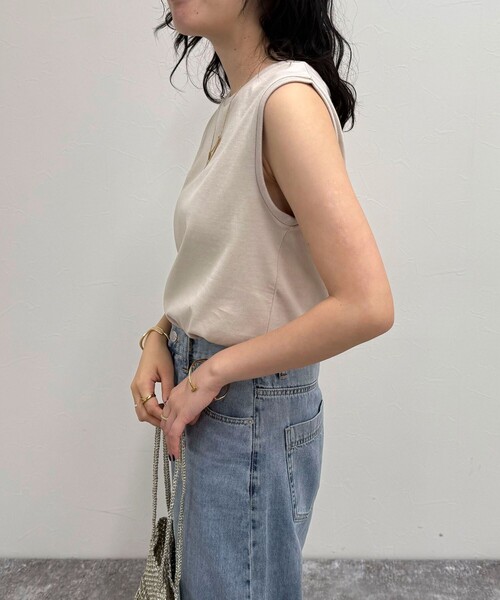 fredy emue(フレディエミュ)の「シルケットノースリーブインナー(タンクトップ・レディース・ベージュ/オフホワイト/チャコールグレー・38)」の16枚目の写真