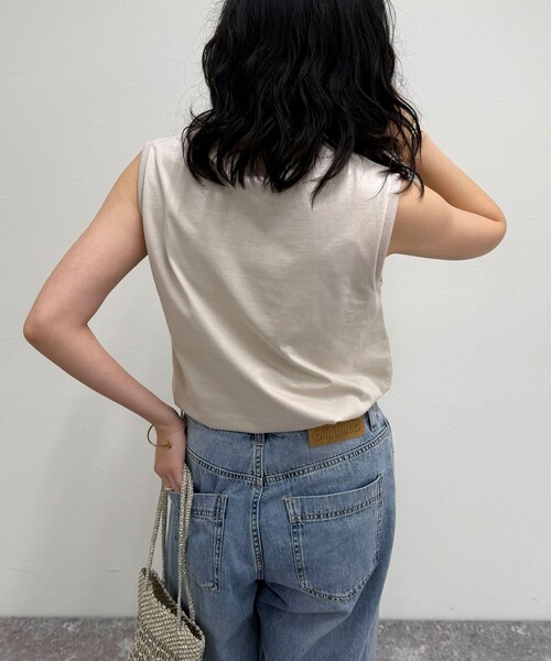 fredy emue(フレディエミュ)の「シルケットノースリーブインナー(タンクトップ・レディース・ベージュ/オフホワイト/チャコールグレー・38)」の17枚目の写真