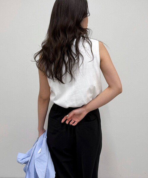 fredy emue(フレディエミュ)の「シルケットノースリーブインナー(タンクトップ・レディース・ベージュ/オフホワイト/チャコールグレー・38)」の22枚目の写真