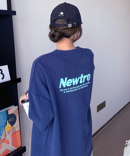 VIBGYOR（ヴィブジョー）の「[NARULA/ナルラ]ネオ レトロメッセージ プリント オーバーサイズ Tシャツ(CZ)（Tシャツ/カットソー・レディース・ピンク/ネイビー/グレー・FREE）」の2枚目の写真