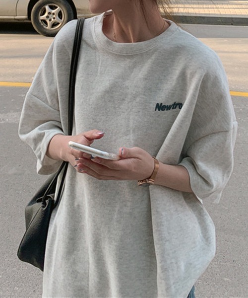 VIBGYOR（ヴィブジョー）の「[NARULA/ナルラ]ネオ レトロメッセージ プリント オーバーサイズ Tシャツ(CZ)（Tシャツ/カットソー・レディース・ピンク/ネイビー/グレー・FREE）」の5枚目の写真