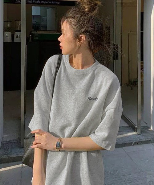 VIBGYOR（ヴィブジョー）の「[NARULA/ナルラ]ネオ レトロメッセージ プリント オーバーサイズ Tシャツ(CZ)（Tシャツ/カットソー・レディース・ピンク/ネイビー/グレー・FREE）」の7枚目の写真