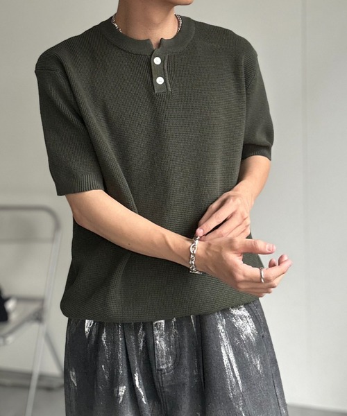 CREARE -LINO-（クレアーレリノ）の「ヘンリーネックニットトップス（ニット/セーター・メンズ・グリーン/キャメル/アイボリー/ブラック・MEDIUM/LARGE）」の3枚目の写真