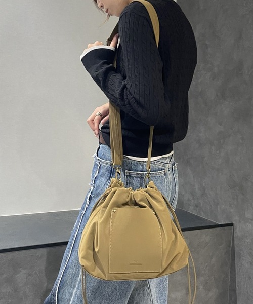 ikka(イッカ)の「【雑誌InRed11月号掲載】PUパフ巾着ショルダーバッグ(ショルダーバッグ・レディース・ライム/ブラック/ベージュ・FREE)」の3枚目の写真