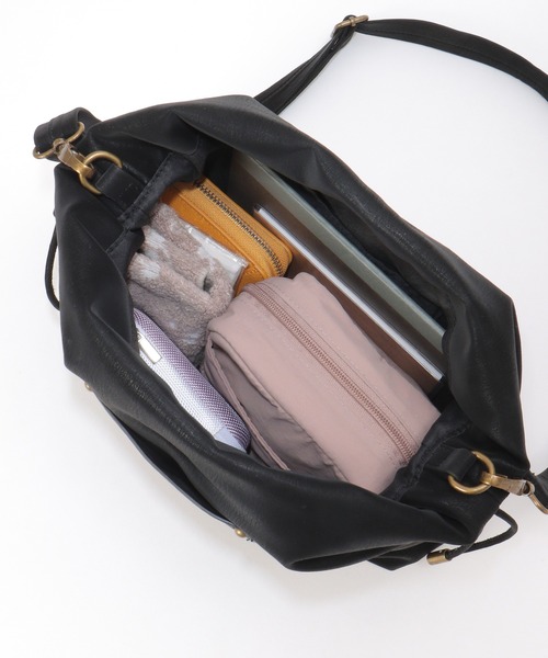 ikka(イッカ)の「【雑誌InRed11月号掲載】PUパフ巾着ショルダーバッグ(ショルダーバッグ・レディース・ライム/ブラック/ベージュ・FREE)」の7枚目の写真