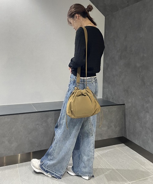 ikka(イッカ)の「【雑誌InRed11月号掲載】PUパフ巾着ショルダーバッグ(ショルダーバッグ・レディース・ライム/ブラック/ベージュ・FREE)」の22枚目の写真