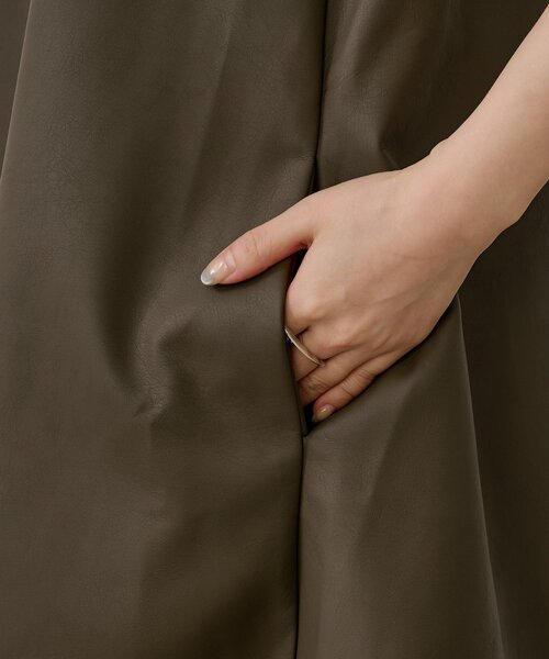 Omekashi（オメカシ）の「フェイクレザースクエアミニジャンスカ（ワンピース・レディース・ブラック/モカ・38/36）」の20枚目の写真