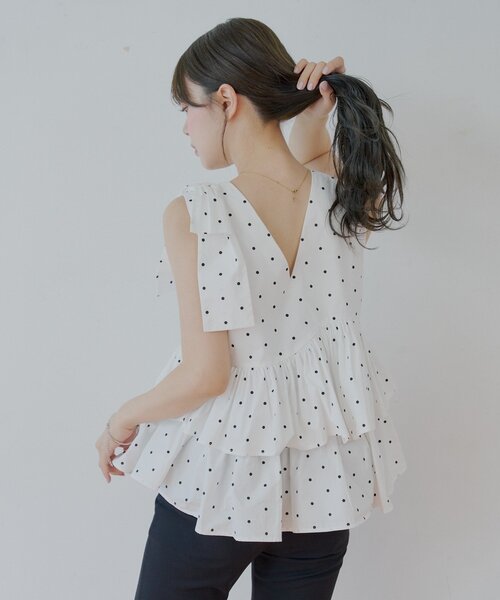 Chico(チコ)の「【SALON by Chico】バックデザインペプラムブラウス(シャツ/ブラウス・レディース・ホワイト/ブラック系その他/ブラック・FREE)」の11枚目の写真
