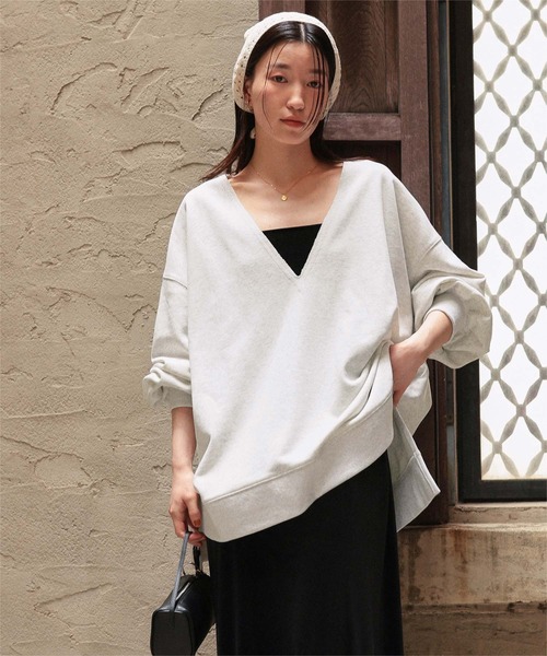 titivate（ティティベイト）の「深Vネックサイドスリットスウェットプルオーバー（スウェット・レディース・ライトグレー/チャコール/オートミール/ブラック・S/M/L）」の19枚目の写真