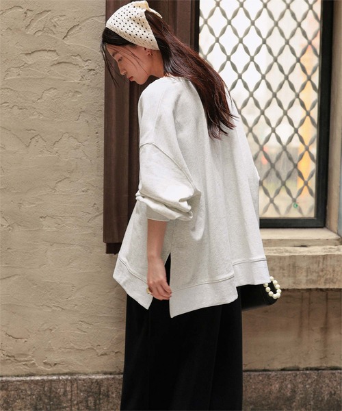 titivate（ティティベイト）の「深Vネックサイドスリットスウェットプルオーバー（スウェット・レディース・ライトグレー/チャコール/オートミール/ブラック・S/M/L）」の20枚目の写真