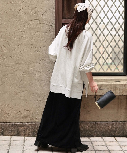 titivate（ティティベイト）の「深Vネックサイドスリットスウェットプルオーバー（スウェット・レディース・ライトグレー/チャコール/オートミール/ブラック・S/M/L）」の22枚目の写真