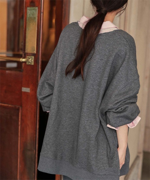 titivate（ティティベイト）の「深Vネックサイドスリットスウェットプルオーバー（スウェット・レディース・ライトグレー/チャコール/オートミール/ブラック・S/M/L）」の17枚目の写真