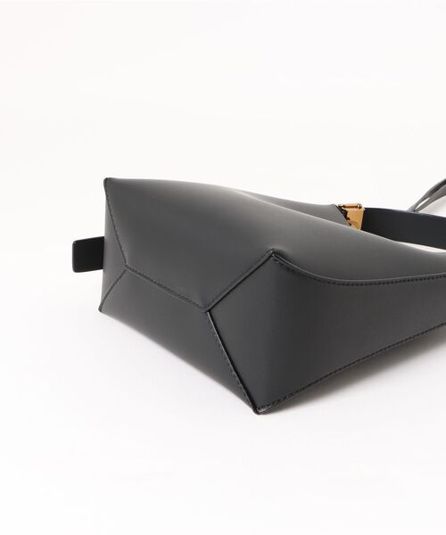 CHARLES & KEITH（チャールズ & キース）の「Edna エドナ バケツバッグ（ショルダーバッグ・レディース・チョコ/オートミール/ピンク/ブラック・S）」の22枚目の写真