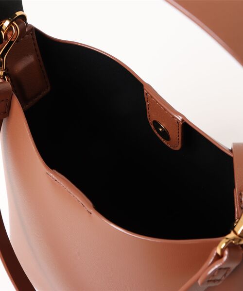 CHARLES & KEITH（チャールズ & キース）の「Edna エドナ バケツバッグ（ショルダーバッグ・レディース・チョコ/オートミール/ピンク/ブラック・S）」の19枚目の写真