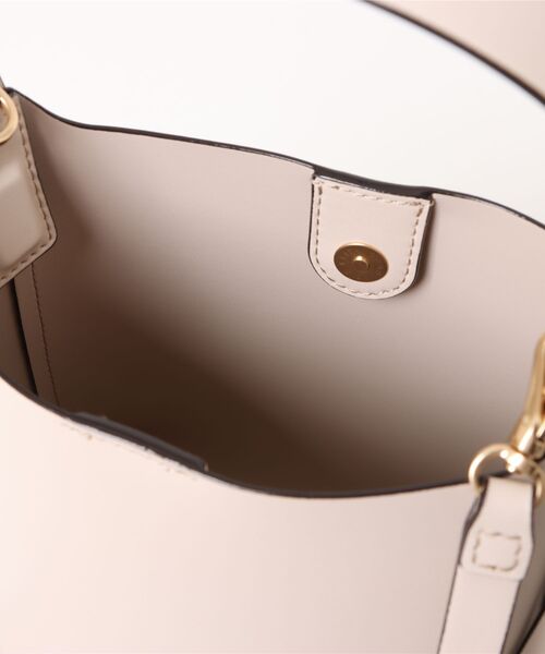 CHARLES & KEITH（チャールズ & キース）の「Edna エドナ バケツバッグ（ショルダーバッグ・レディース・チョコ/オートミール/ピンク/ブラック・S）」の14枚目の写真