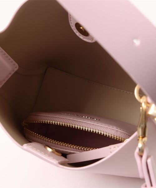 CHARLES & KEITH（チャールズ & キース）の「Edna エドナ バケツバッグ（ショルダーバッグ・レディース・チョコ/オートミール/ピンク/ブラック・S）」の10枚目の写真