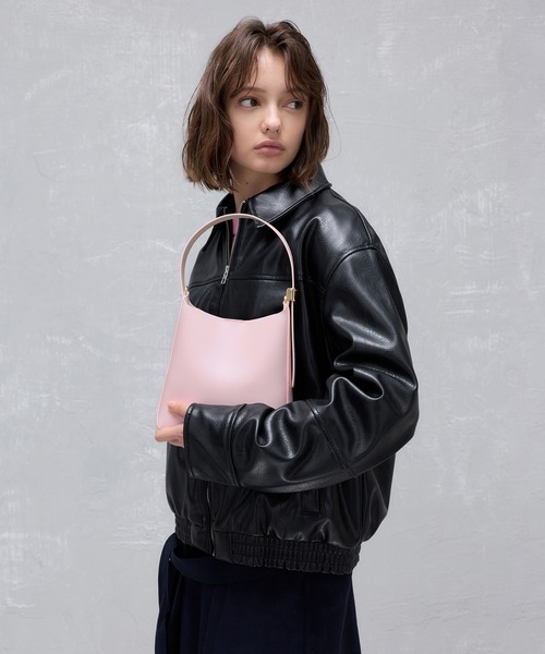 CHARLES & KEITH（チャールズ & キース）の「Edna エドナ バケツバッグ（ショルダーバッグ・レディース・チョコ/オートミール/ピンク/ブラック・S）」の4枚目の写真