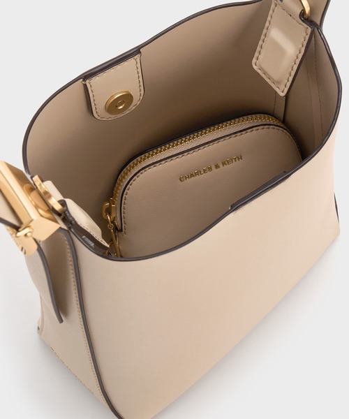 CHARLES & KEITH（チャールズ & キース）の「Edna エドナ バケツバッグ（ショルダーバッグ・レディース・チョコ/オートミール/ピンク/ブラック・S）」の13枚目の写真