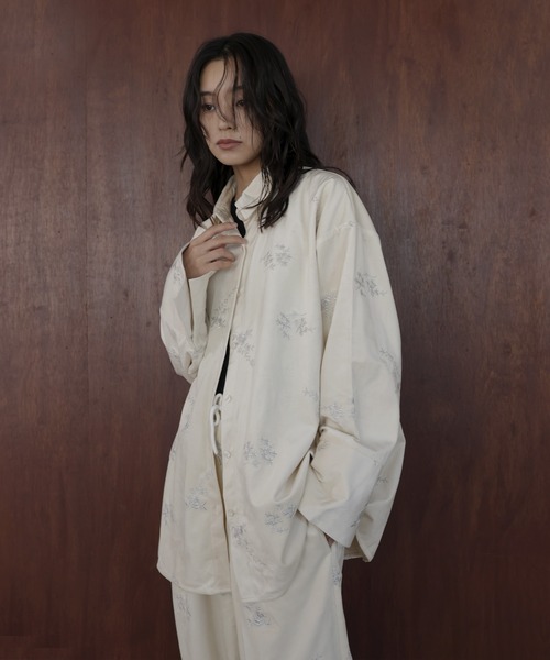 hellam（へラム）の「フラワーエンブロイダリーベロアシャツ（シャツ/ブラウス・レディース・アイボリー/ブラック/ブラウン・FREE）」の2枚目の写真