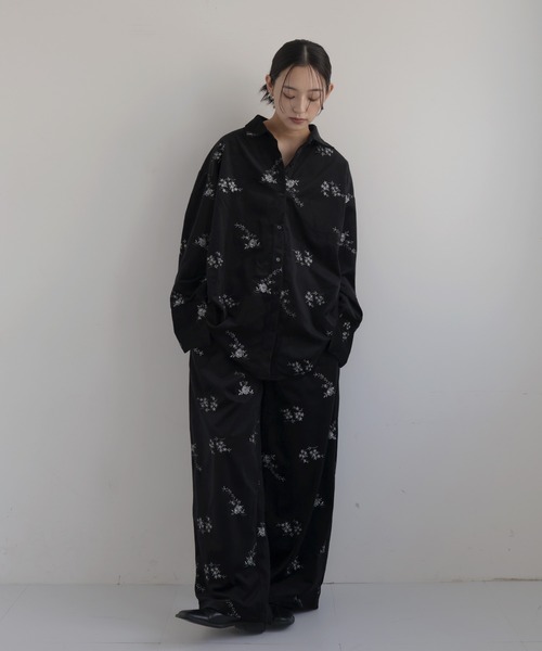 hellam（へラム）の「フラワーエンブロイダリーベロアシャツ（シャツ/ブラウス・レディース・アイボリー/ブラック/ブラウン・FREE）」の3枚目の写真