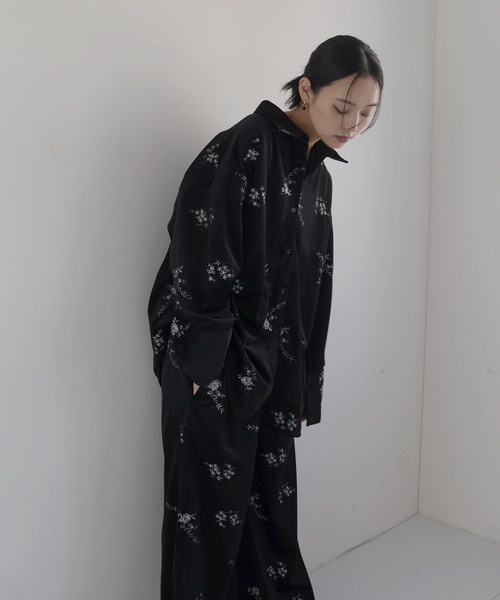 hellam（へラム）の「フラワーエンブロイダリーベロアシャツ（シャツ/ブラウス・レディース・アイボリー/ブラック/ブラウン・FREE）」の4枚目の写真