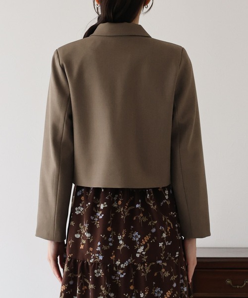 BLUEEAST（ブルーイースト）の「金ボタンショートテーラードジャケット（テーラードジャケット・レディース・ブラック/グレー/ブラウン・MEDIUM/LARGE）」の10枚目の写真