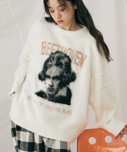 MERLOT（メルロー）の「モヘアライク偉人モチーフニット（ニット/セーター・レディース・アイボリー/グレー/ブラック・FREE）」の2枚目の写真