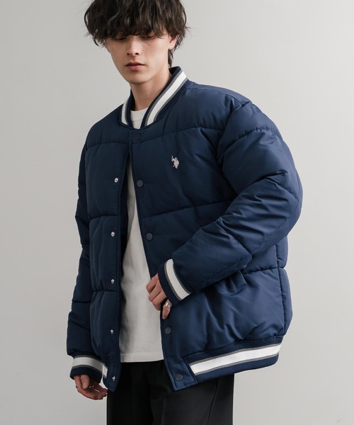 U.S. POLO ASSN.(ユーエスポロアッスン)の「U.S. POLO ASSN. ユーエスポロアッスン PADDED VARSITY JACKET オーバーサイズワンポイントロゴ刺繍中綿スタジャン / 配色切替パデッドジャケット(スタジャン・メンズ・カーキ/ホワイト×ネイビー/カーキ系/ネイビー・M/L/LL)」の4枚目の写真