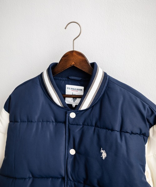 U.S. POLO ASSN.(ユーエスポロアッスン)の「U.S. POLO ASSN. ユーエスポロアッスン PADDED VARSITY JACKET オーバーサイズワンポイントロゴ刺繍中綿スタジャン / 配色切替パデッドジャケット(スタジャン・メンズ・カーキ/ホワイト×ネイビー/カーキ系/ネイビー・M/L/LL)」の8枚目の写真