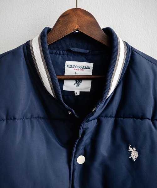 U.S. POLO ASSN.(ユーエスポロアッスン)の「U.S. POLO ASSN. ユーエスポロアッスン PADDED VARSITY JACKET オーバーサイズワンポイントロゴ刺繍中綿スタジャン / 配色切替パデッドジャケット(スタジャン・メンズ・カーキ/ホワイト×ネイビー/カーキ系/ネイビー・M/L/LL)」の16枚目の写真