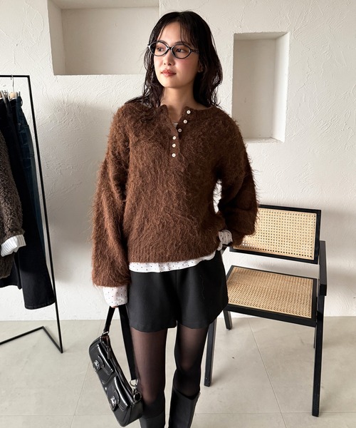 MUHET(ミュエータ)の「henley neck shaggy knit pullover / ヘンリーネックシャギーニット(ニット/セーター・レディース・チャコールグレー/ブラウン/ネイビー・FREE)」の4枚目の写真