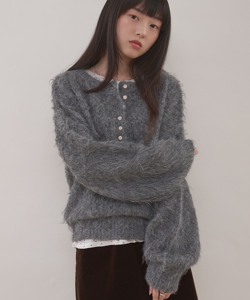 MUHET(ミュエータ)の「henley neck shaggy knit pullover / ヘンリーネックシャギーニット(ニット/セーター・レディース・チャコールグレー/ブラウン/ネイビー・FREE)」の18枚目の写真