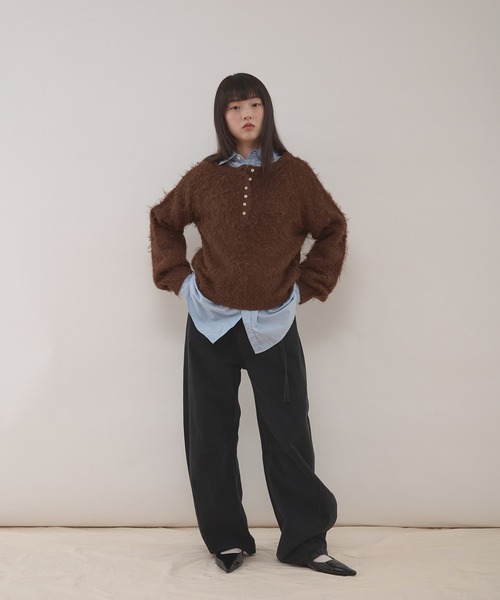 MUHET(ミュエータ)の「henley neck shaggy knit pullover / ヘンリーネックシャギーニット(ニット/セーター・レディース・チャコールグレー/ブラウン/ネイビー・FREE)」の10枚目の写真