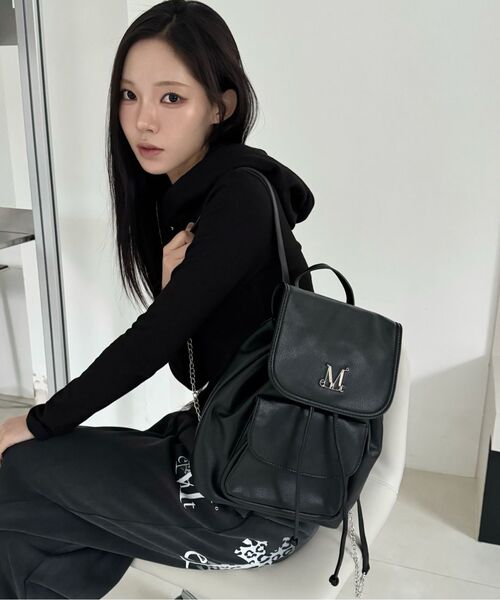 MUCENT(ムセント)の「イレル メタルロゴミックスストラップバックパック 男女共用(バックパック/リュック・レディース・ブラック・FREE)」の2枚目の写真