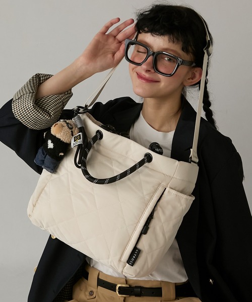 BONLECILL Marche(ボンルシールマルシェ)の「【BONLECILL Marche】《大容量/A4》2wayナイロンキルティングトートバッグ/ショルダーバッグ(トートバッグ・レディース・ブラック/グレー/アイボリー/カーキ・FREE)」の8枚目の写真
