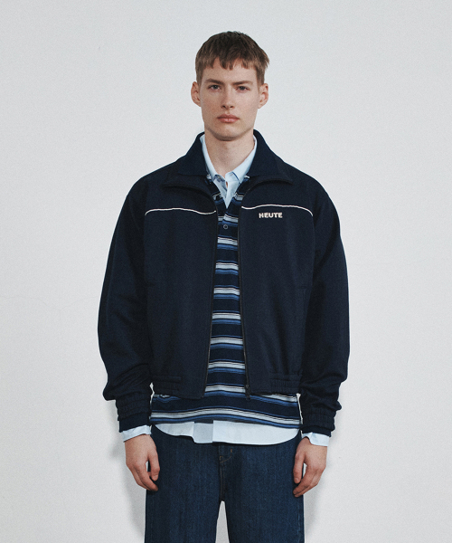 HEUTE（ホイテ）の「OLIVER TRACK JACKET (NAVY)（ナイロンジャケット・メンズ・ネイビー・MEDIUM）」の2枚目の写真