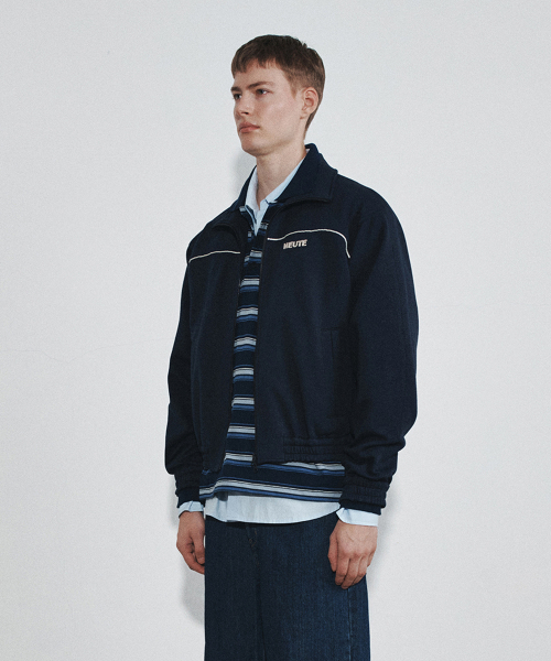 HEUTE（ホイテ）の「OLIVER TRACK JACKET (NAVY)（ナイロンジャケット・メンズ・ネイビー・MEDIUM）」の3枚目の写真