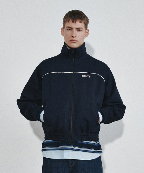 HEUTE（ホイテ）の「OLIVER TRACK JACKET (NAVY)（ナイロンジャケット・メンズ・ネイビー・MEDIUM）」の5枚目の写真