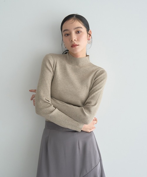 YECCA VECCA(イェッカヴェッカ)の「ラメ混ハイネックリブニット(ニット/セーター・レディース・ベージュ/ブラック/サックスブルー/グレー・FREE)」の1枚目の写真