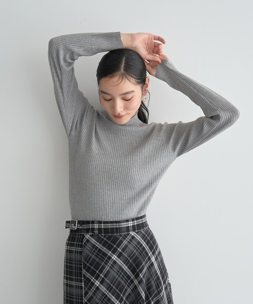 YECCA VECCA(イェッカヴェッカ)の「ラメ混ハイネックリブニット(ニット/セーター・レディース・ベージュ/ブラック/サックスブルー/グレー・FREE)」の3枚目の写真