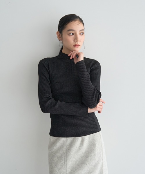 YECCA VECCA(イェッカヴェッカ)の「ラメ混ハイネックリブニット(ニット/セーター・レディース・ベージュ/ブラック/サックスブルー/グレー・FREE)」の2枚目の写真